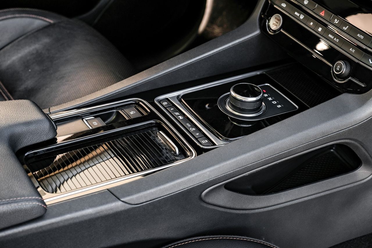 Jaguar F-Pace Vehicle Main Gallery Image 24