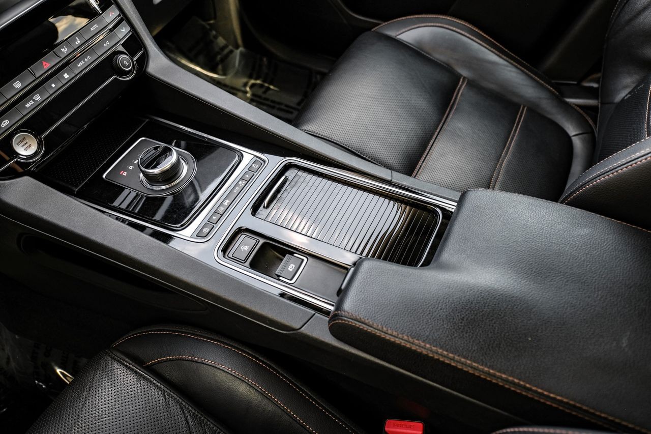 Jaguar F-Pace Vehicle Main Gallery Image 25