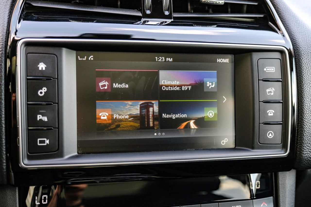 Jaguar F-Pace Vehicle Main Gallery Image 26