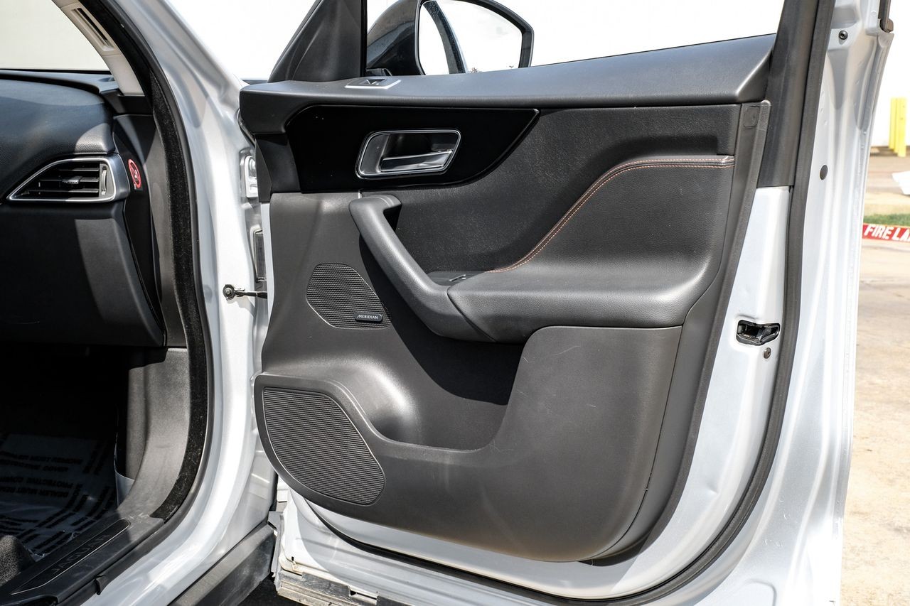 Jaguar F-Pace Vehicle Main Gallery Image 41