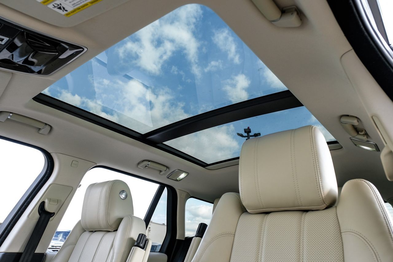 Land Rover Range Rover Vehicle Main Gallery Image 05