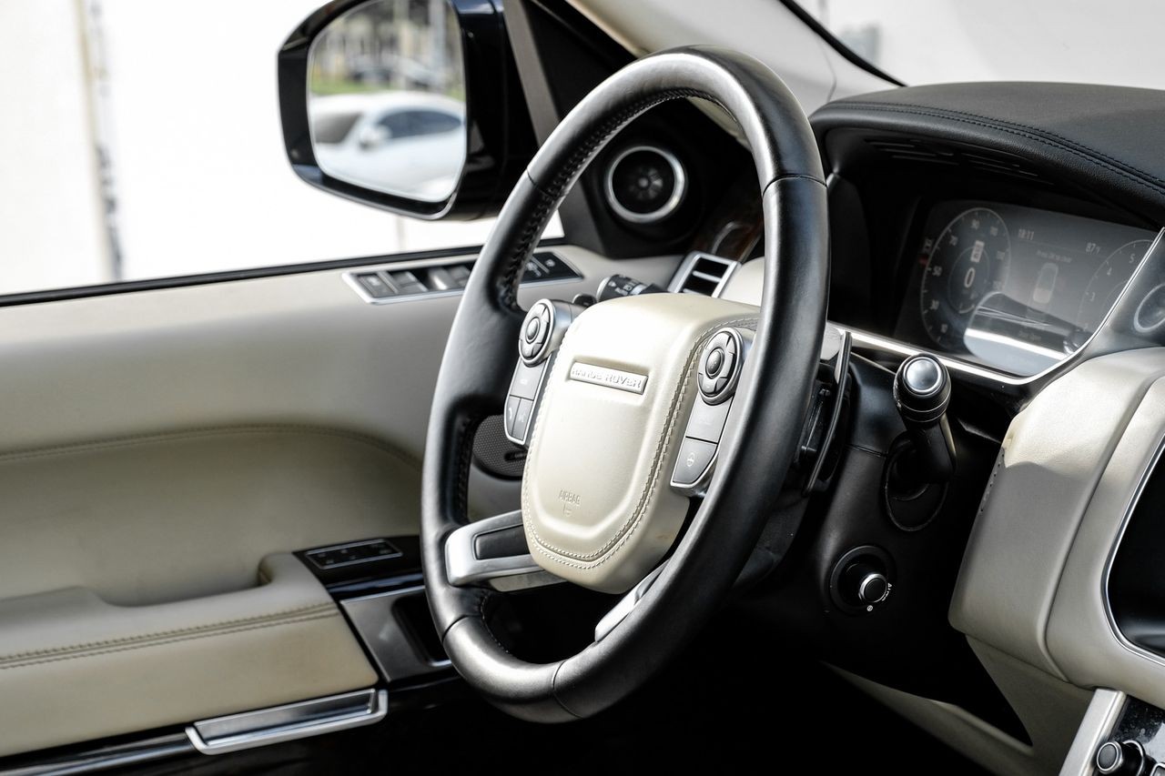 Land Rover Range Rover Vehicle Main Gallery Image 14