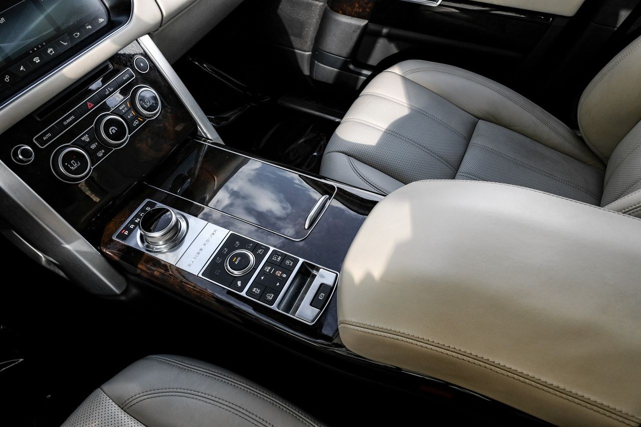 Land Rover Range Rover Vehicle Main Gallery Image 23