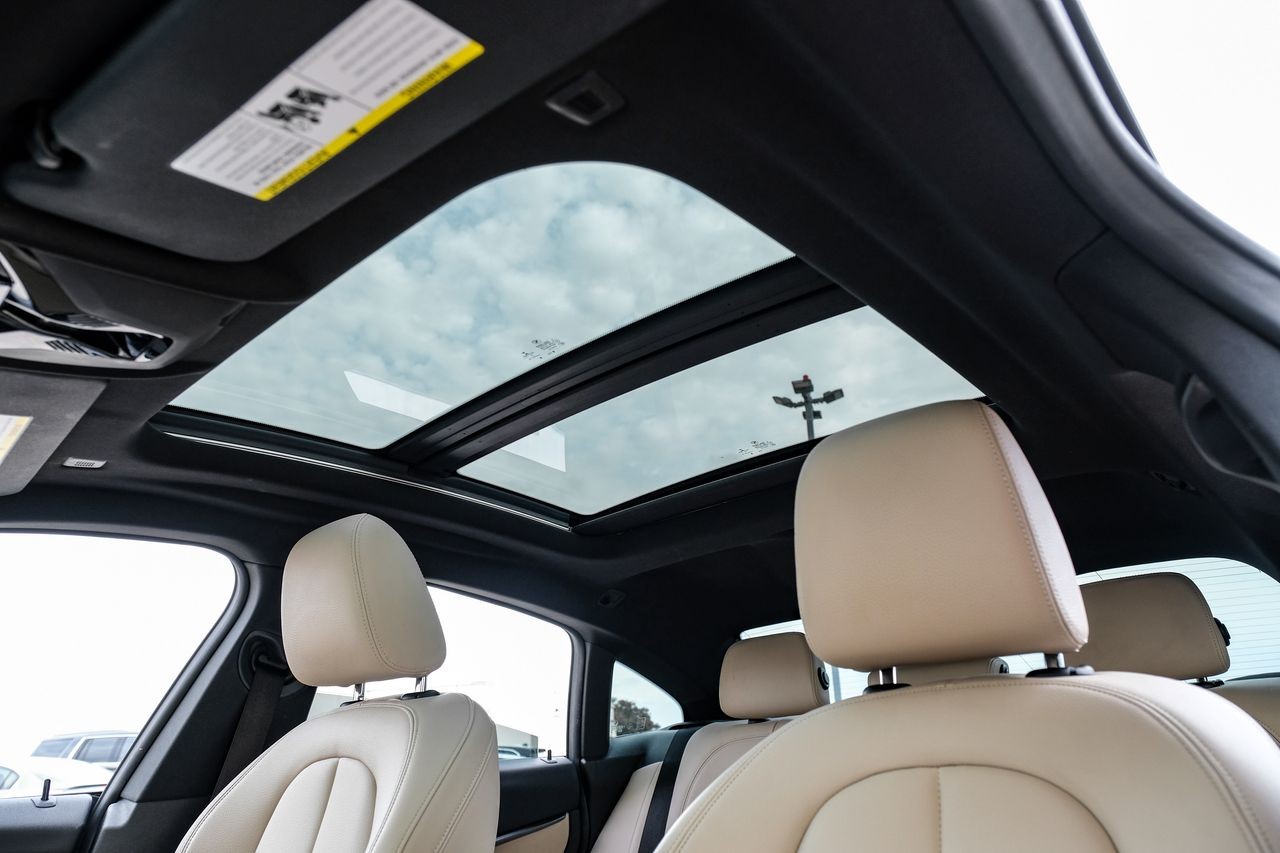 BMW 2 Series Vehicle Main Gallery Image 05