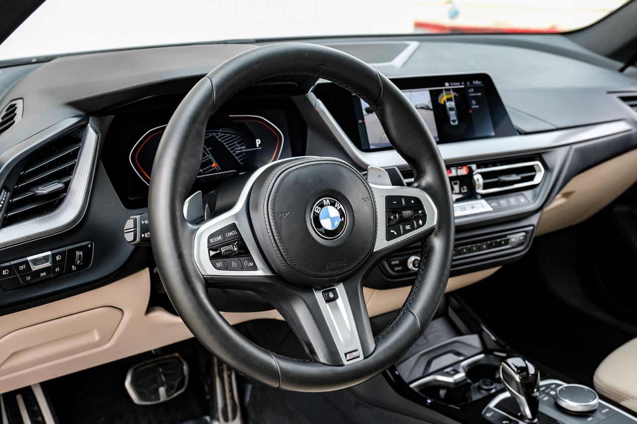BMW 2 Series Vehicle Main Gallery Image 16