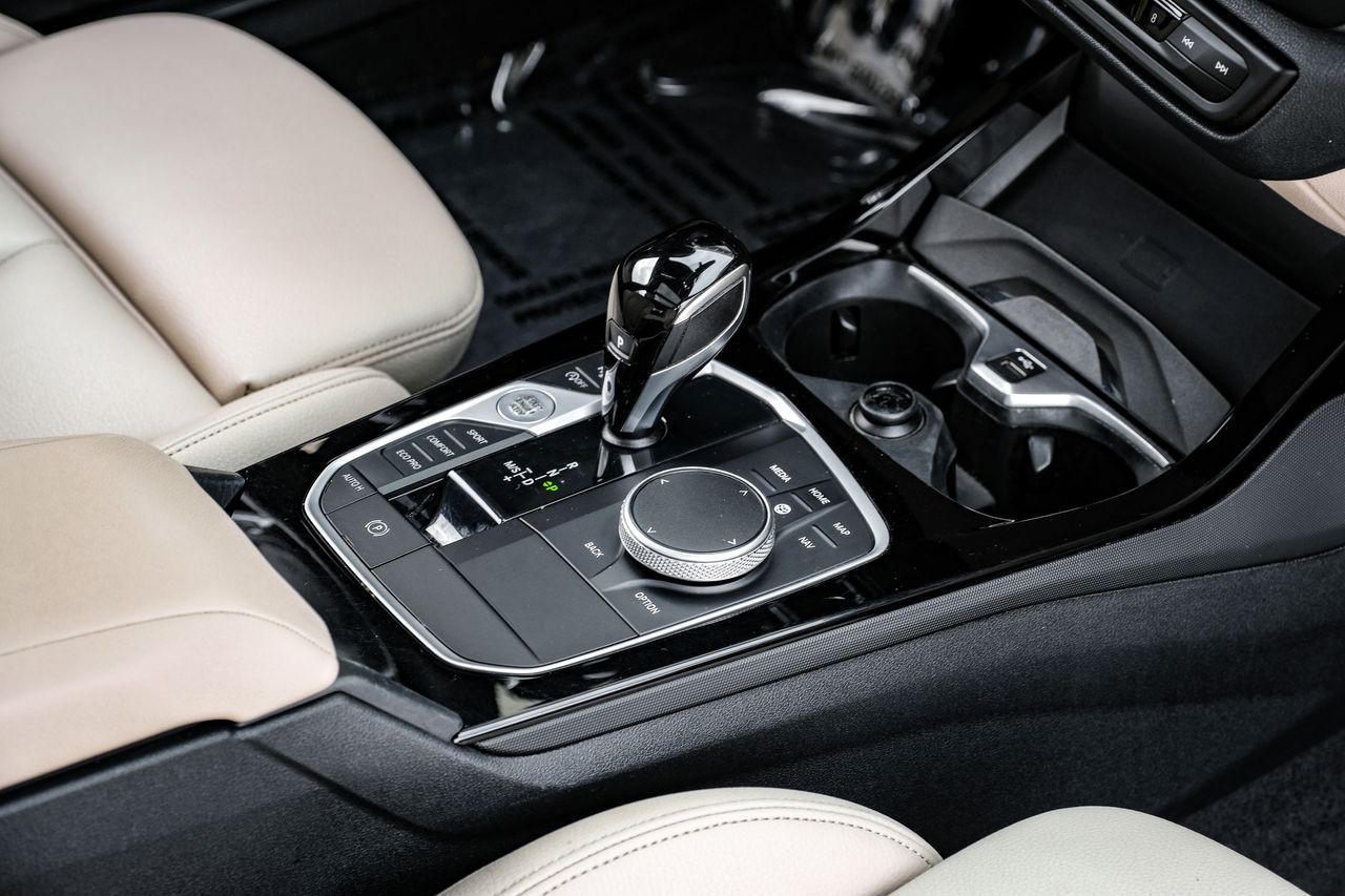BMW 2 Series Vehicle Main Gallery Image 24