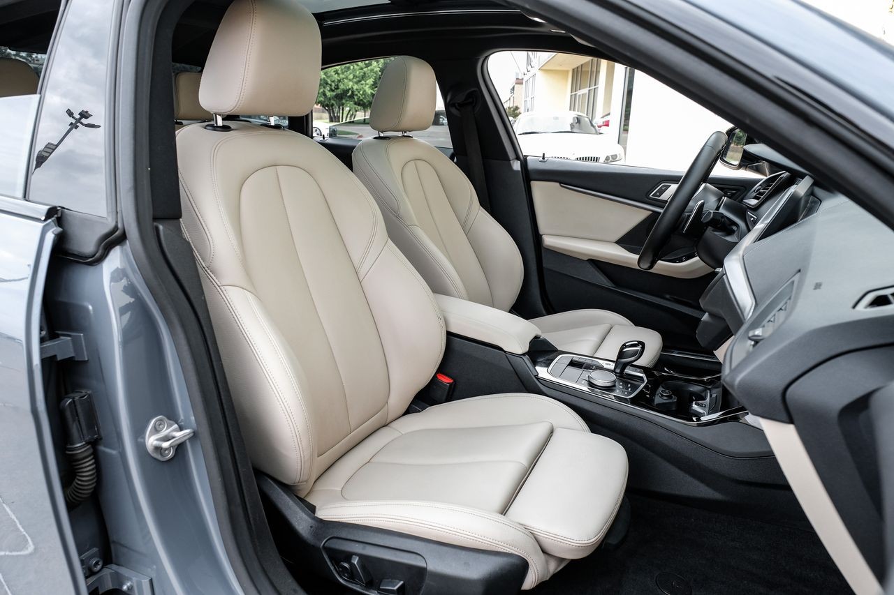 BMW 2 Series Vehicle Main Gallery Image 32