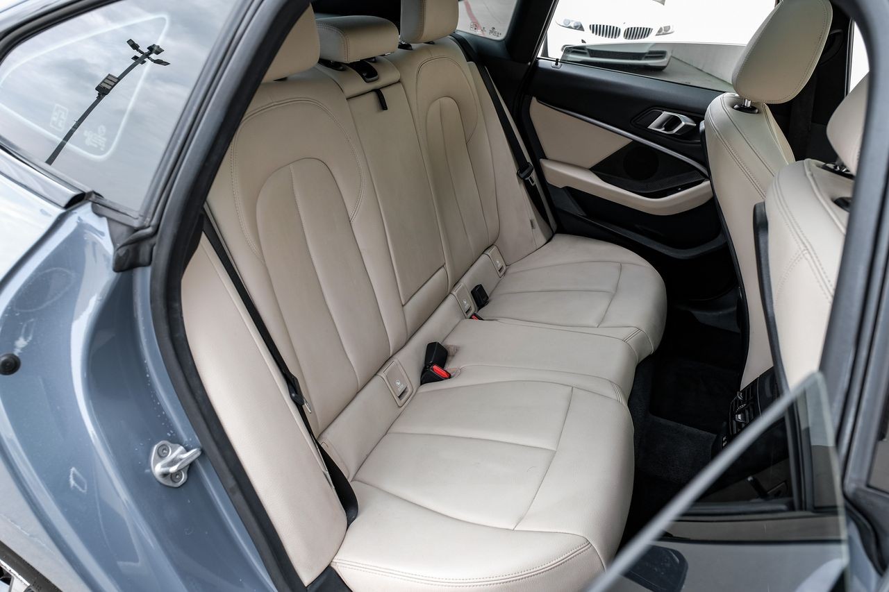 BMW 2 Series Vehicle Main Gallery Image 33