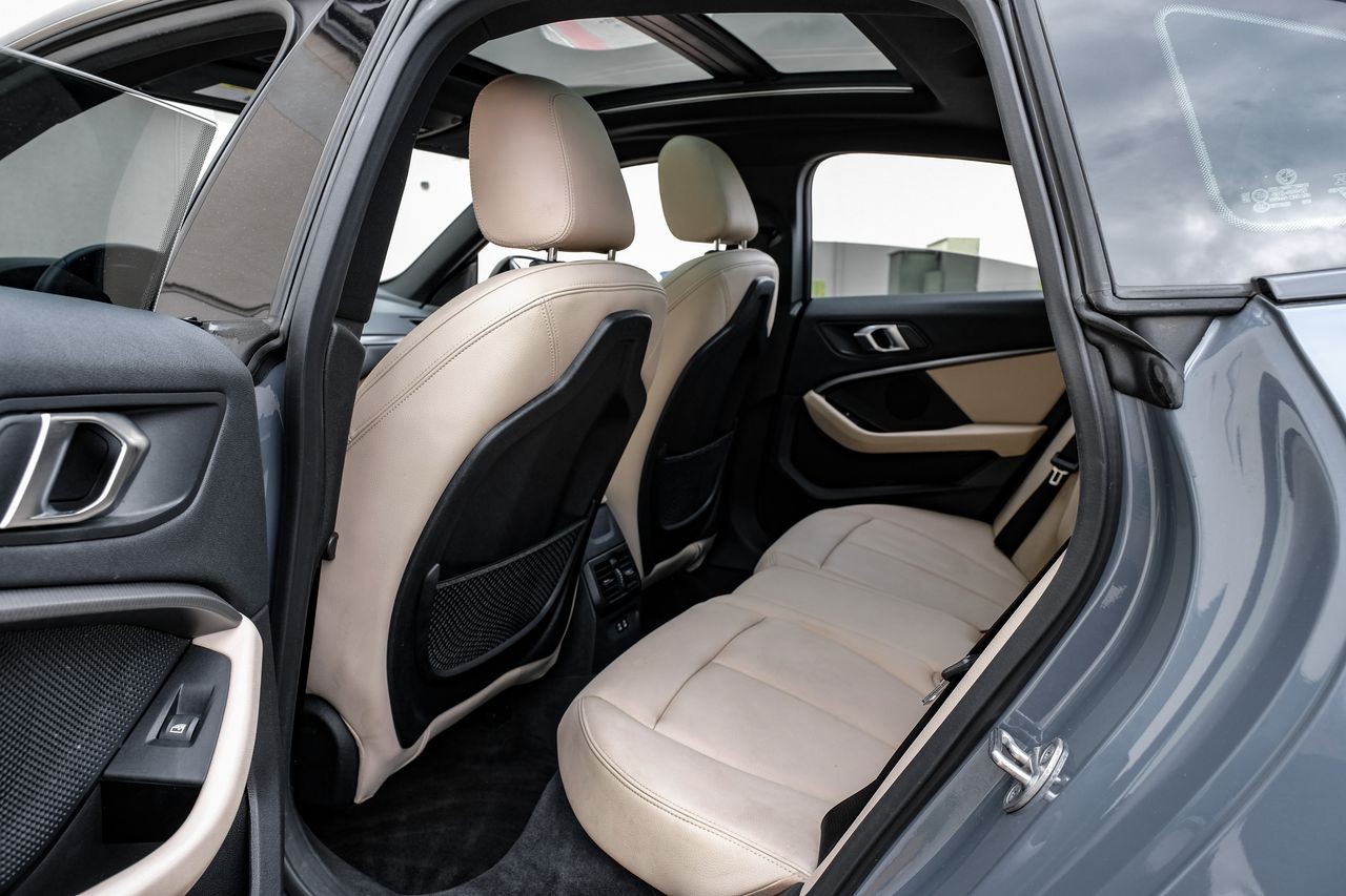 BMW 2 Series Vehicle Main Gallery Image 35