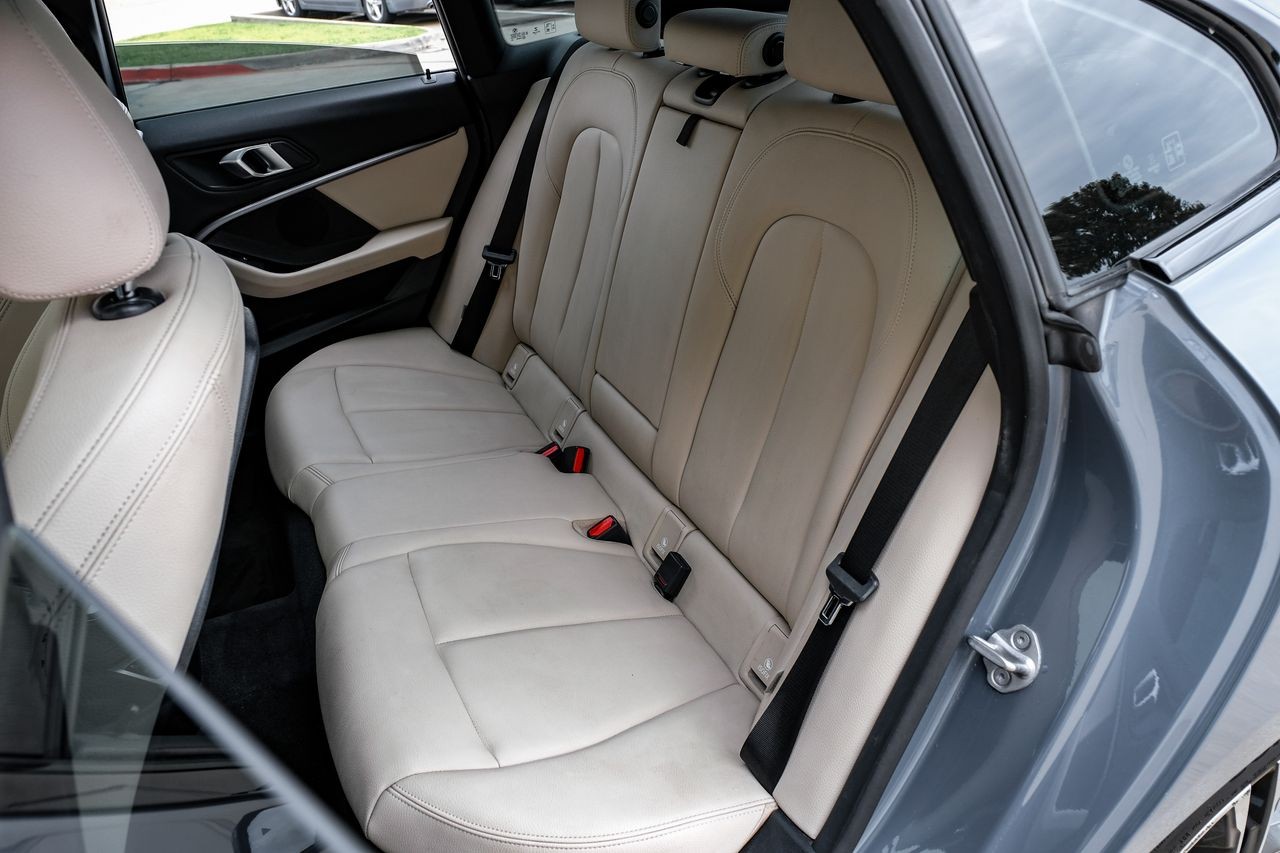 BMW 2 Series Vehicle Main Gallery Image 36