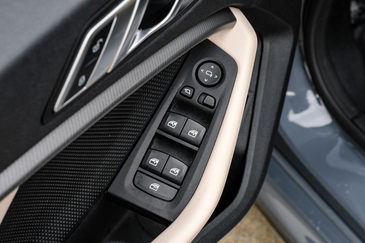 BMW 2 Series Vehicle Main Gallery Image 40