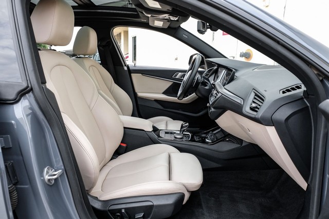BMW 2 Series Vehicle Main Gallery Image 31