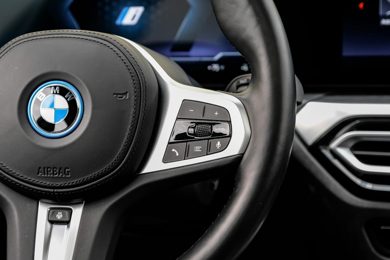 BMW i4 Vehicle Main Gallery Image 19