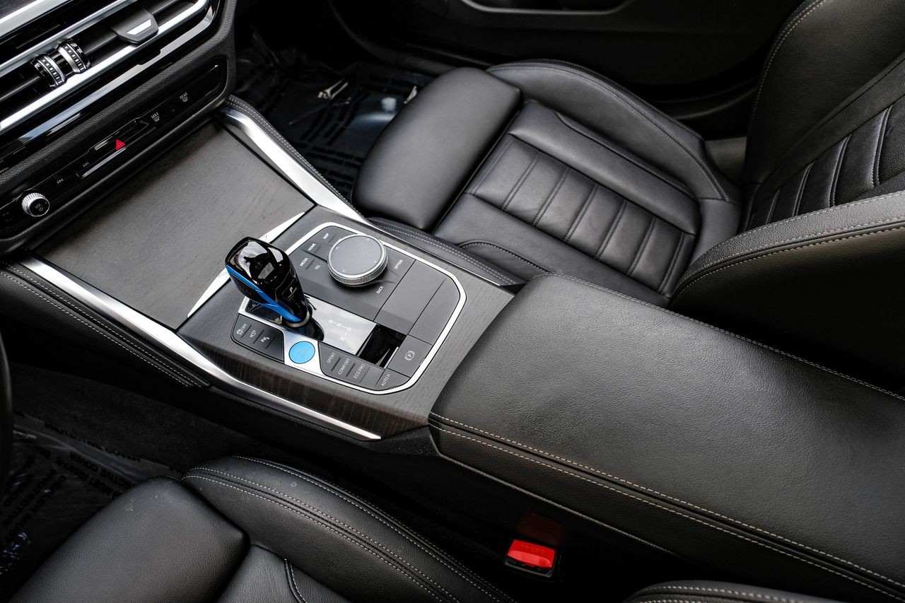 BMW i4 Vehicle Main Gallery Image 25