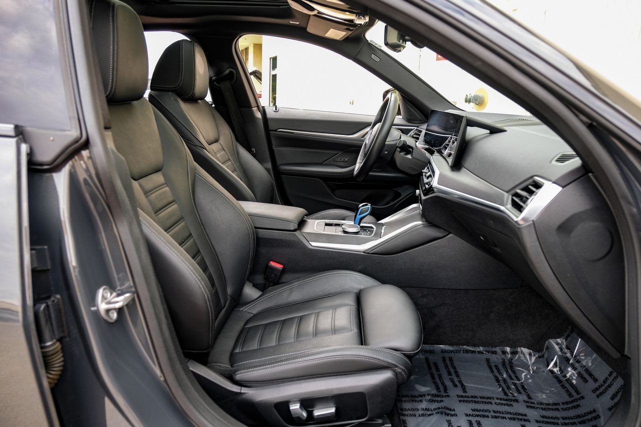 BMW i4 Vehicle Main Gallery Image 32