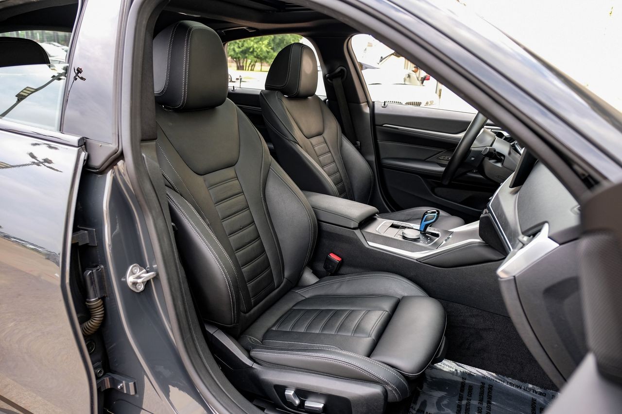BMW i4 Vehicle Main Gallery Image 33