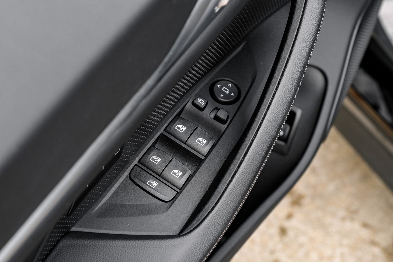 BMW i4 Vehicle Main Gallery Image 41