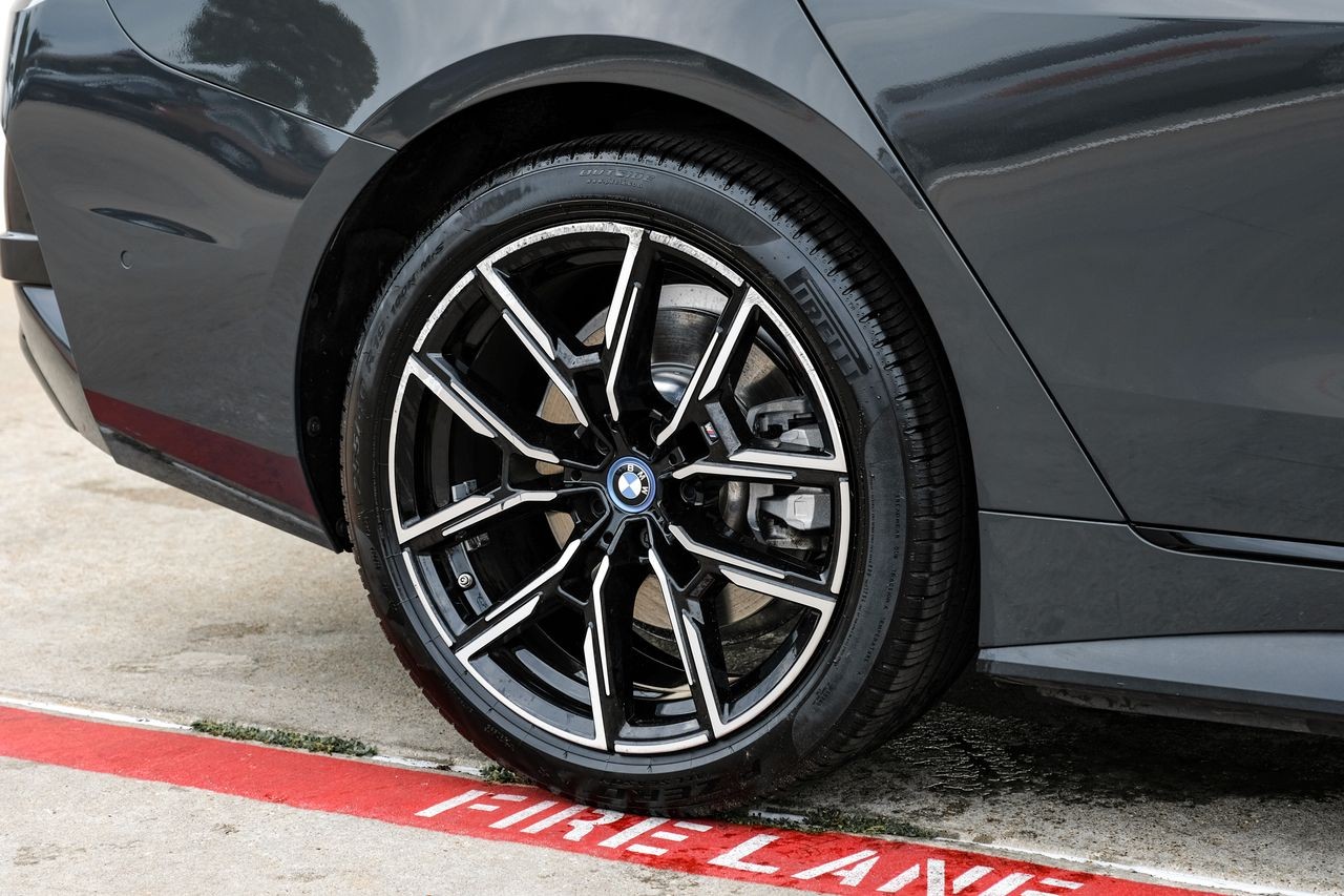 BMW i4 Vehicle Main Gallery Image 49