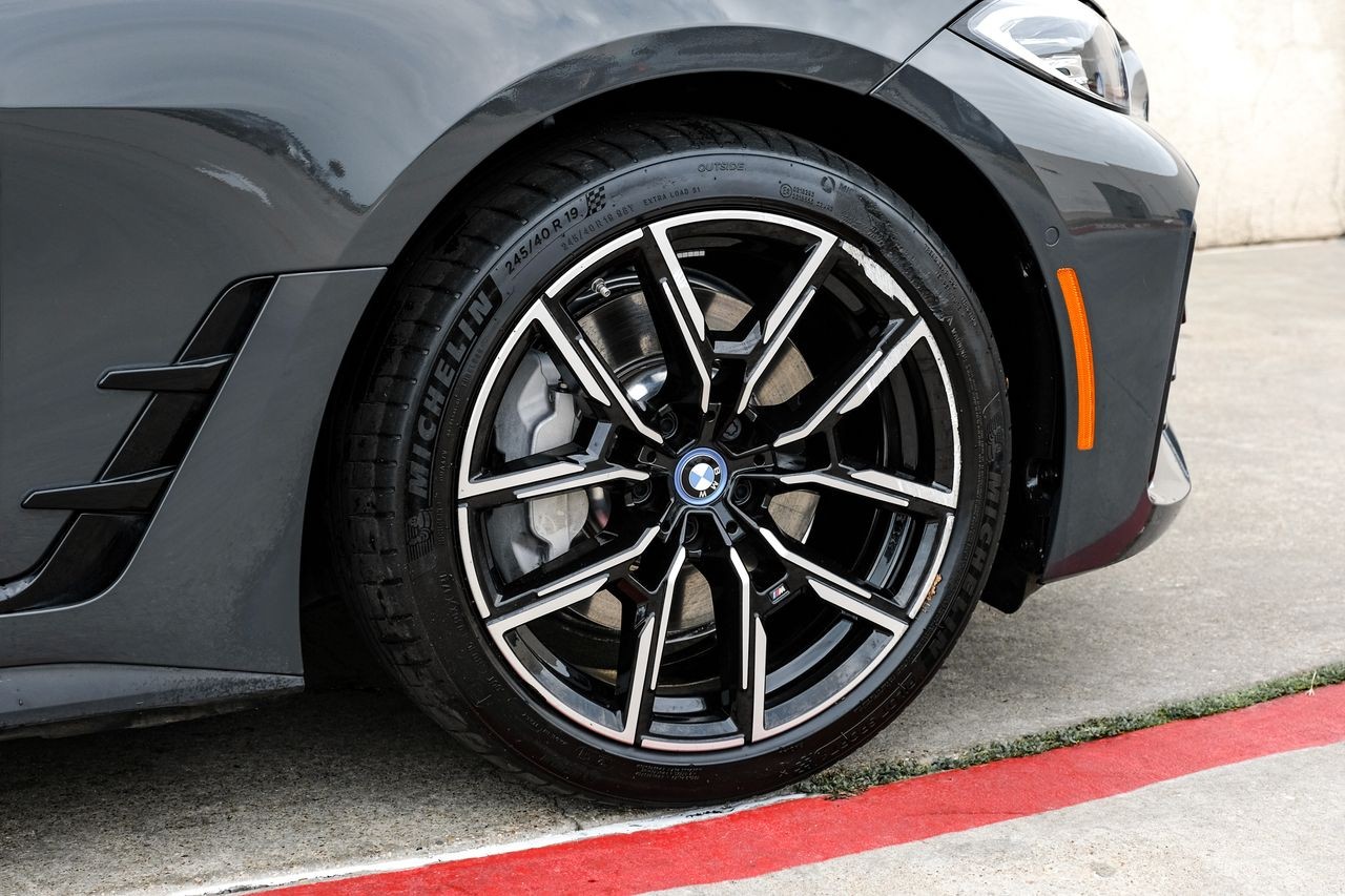 BMW i4 Vehicle Main Gallery Image 50