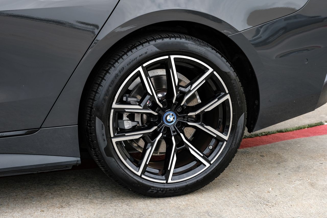 BMW i4 Vehicle Main Gallery Image 52