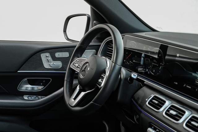 Mercedes-Benz GLE Vehicle Main Gallery Image 14