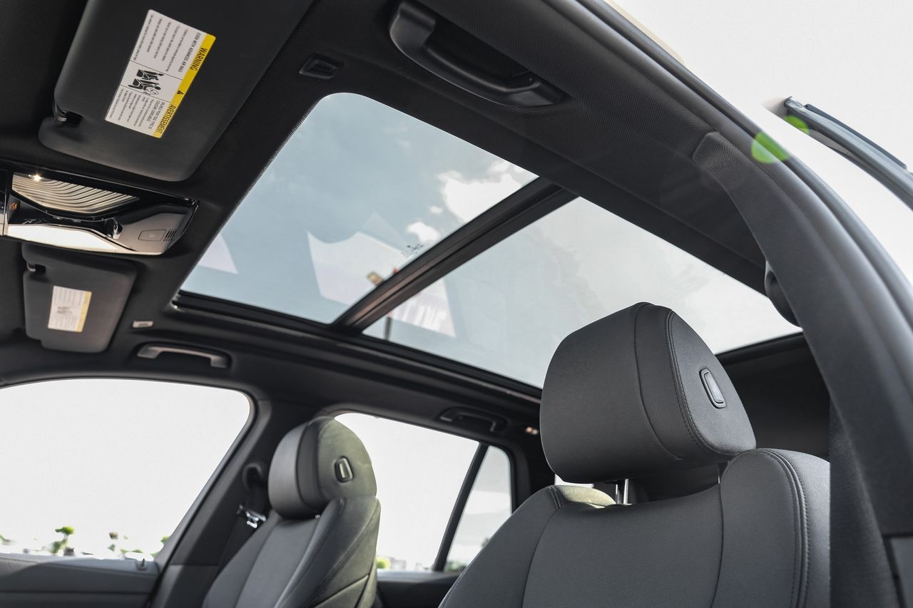 BMW X5 Vehicle Main Gallery Image 05