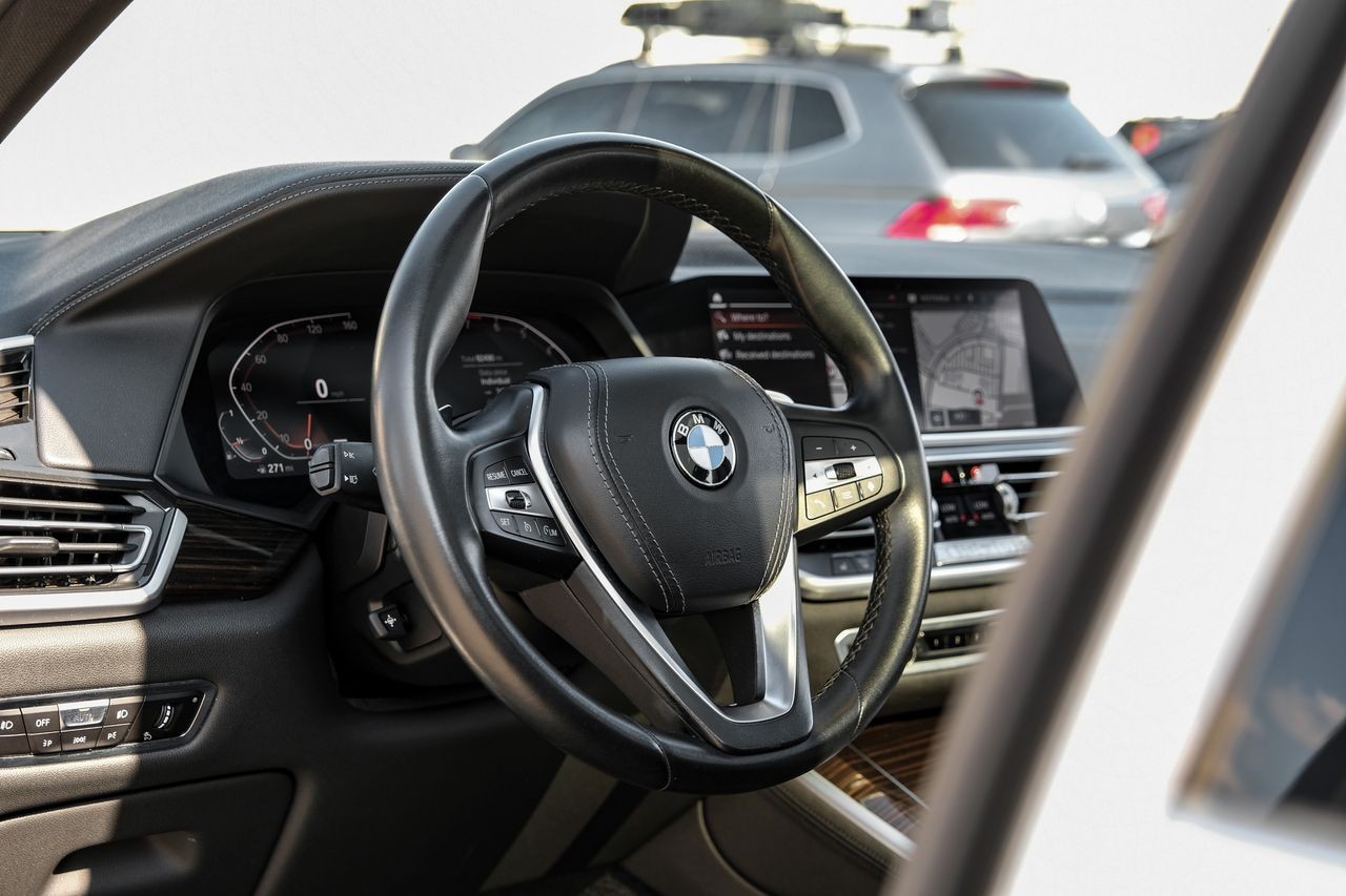 BMW X5 Vehicle Main Gallery Image 16