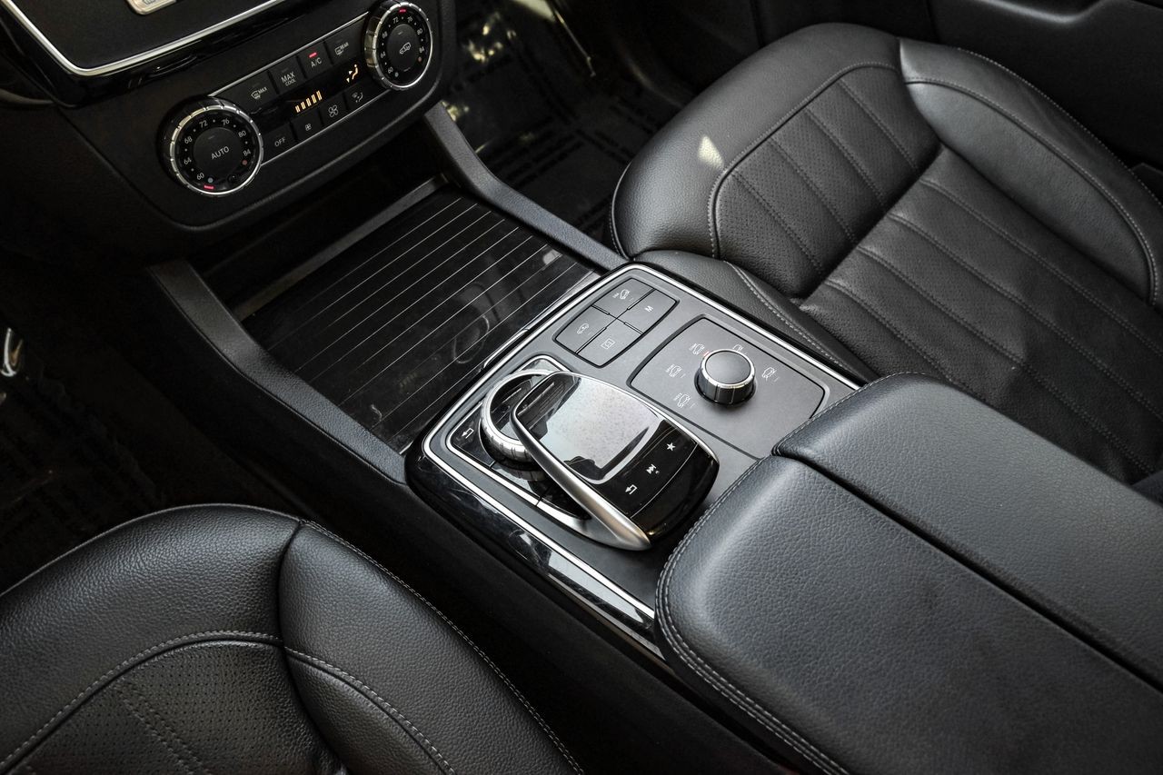 Mercedes-Benz GLS 450 Vehicle Main Gallery Image 25