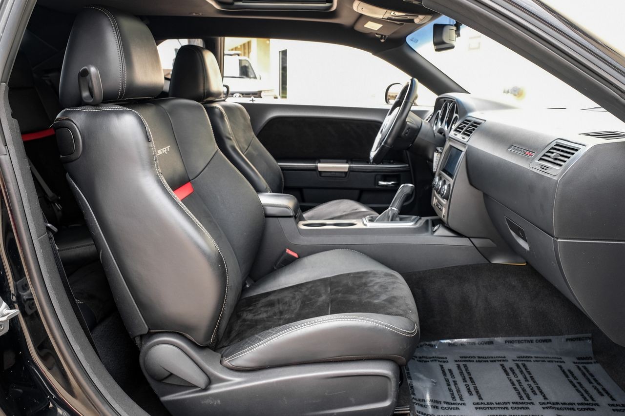 Dodge Challenger Vehicle Main Gallery Image 24