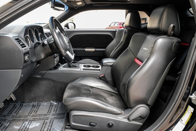 Dodge Challenger Vehicle Main Gallery Image 04