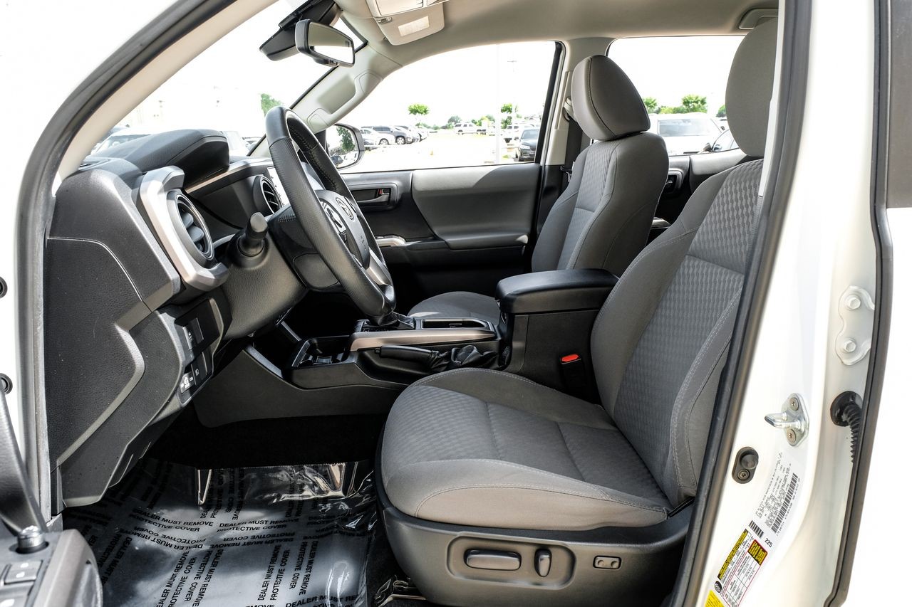 Toyota Tacoma 2WD Vehicle Main Gallery Image 04