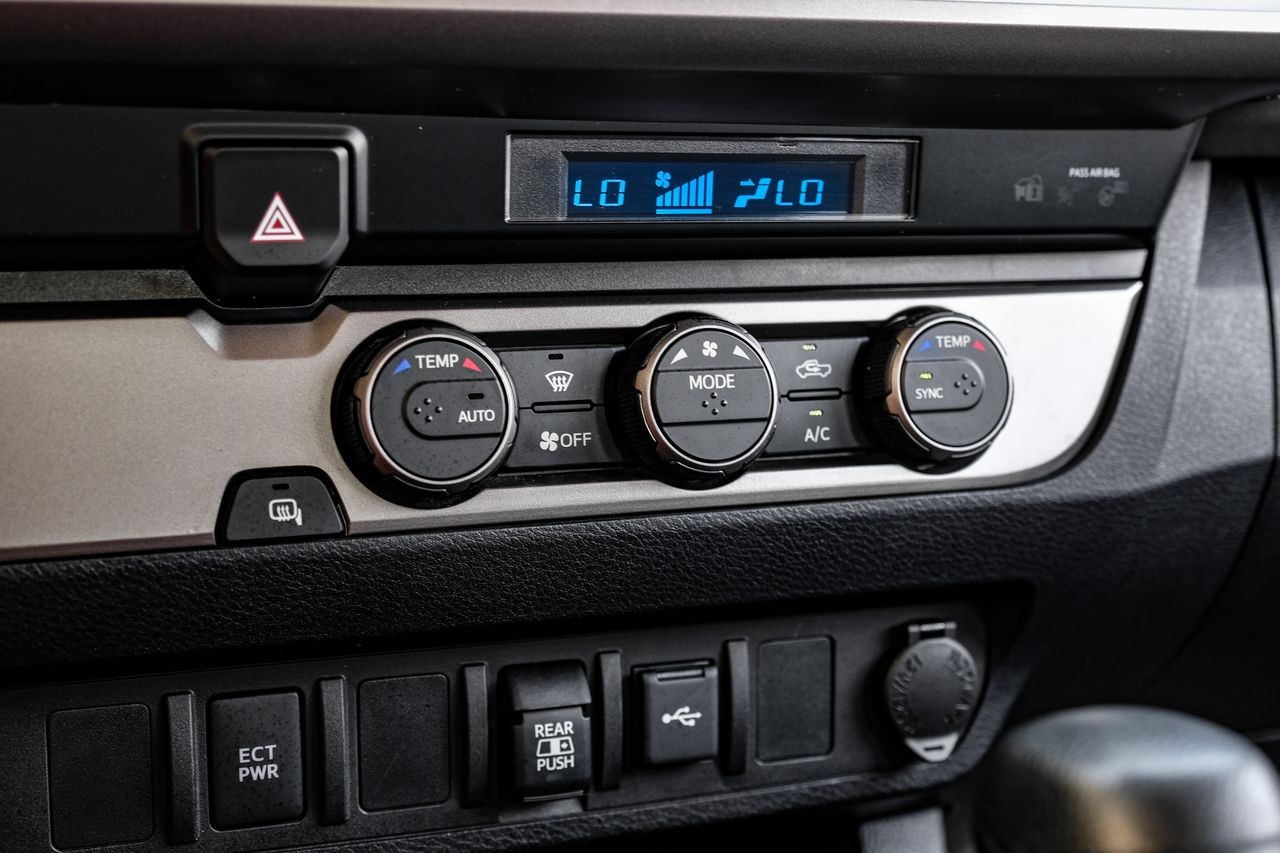 Toyota Tacoma 2WD Vehicle Main Gallery Image 24