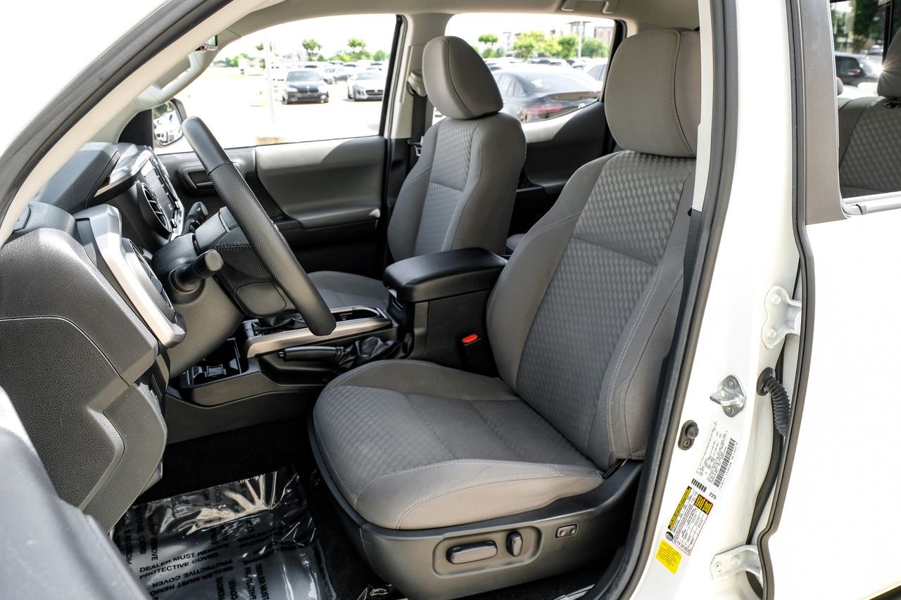 Toyota Tacoma 2WD Vehicle Main Gallery Image 32