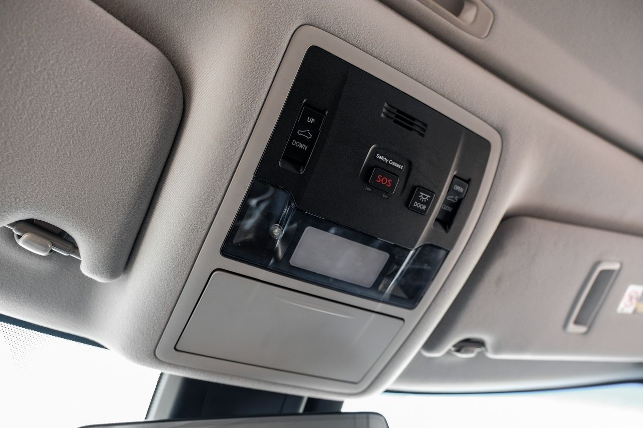 Lexus RX Vehicle Main Gallery Image 28