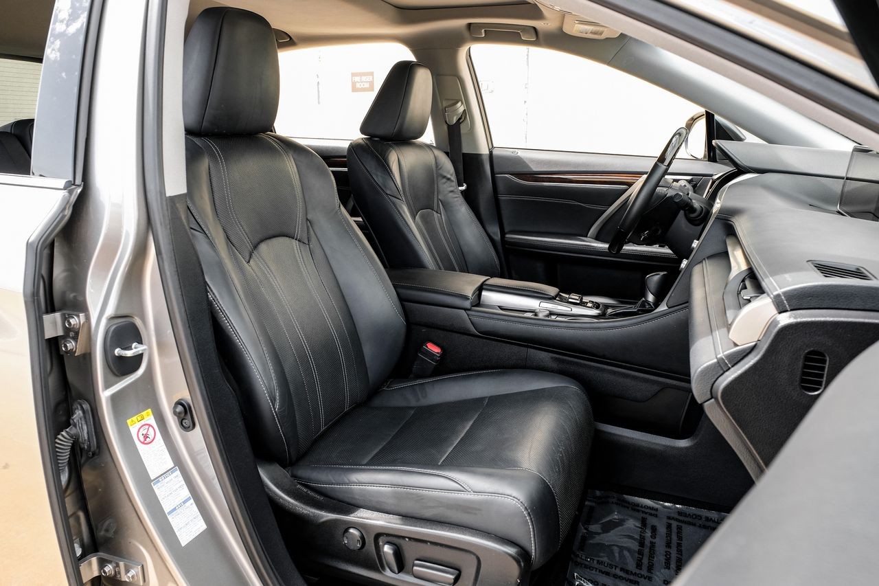 Lexus RX Vehicle Main Gallery Image 31