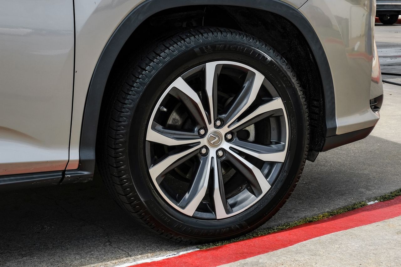 Lexus RX Vehicle Main Gallery Image 46