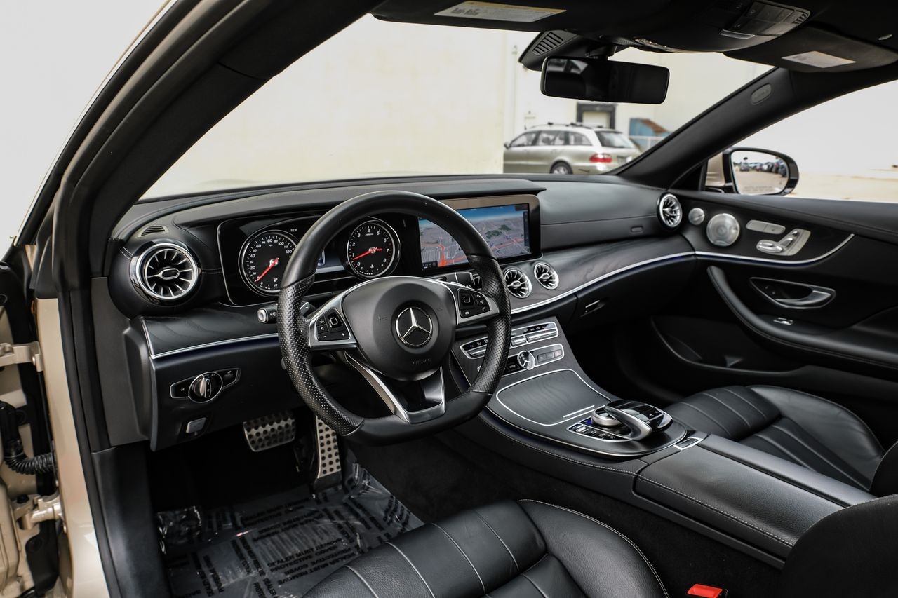 Mercedes-Benz E-Class Vehicle Main Gallery Image 03