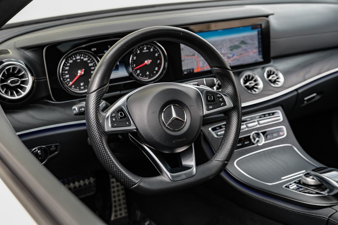 Mercedes-Benz E-Class Vehicle Main Gallery Image 14