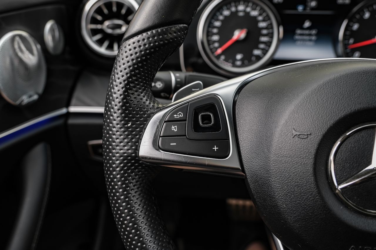 Mercedes-Benz E-Class Vehicle Main Gallery Image 15