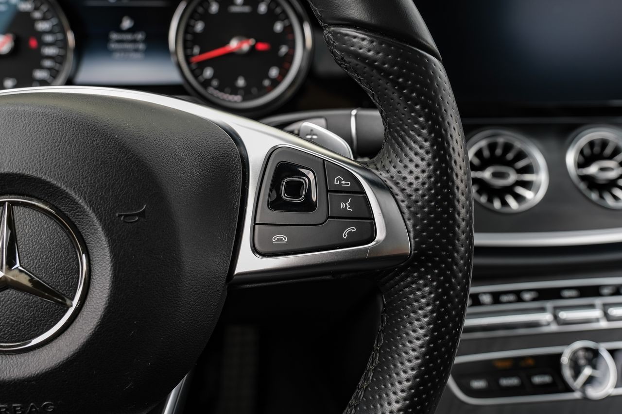 Mercedes-Benz E-Class Vehicle Main Gallery Image 16