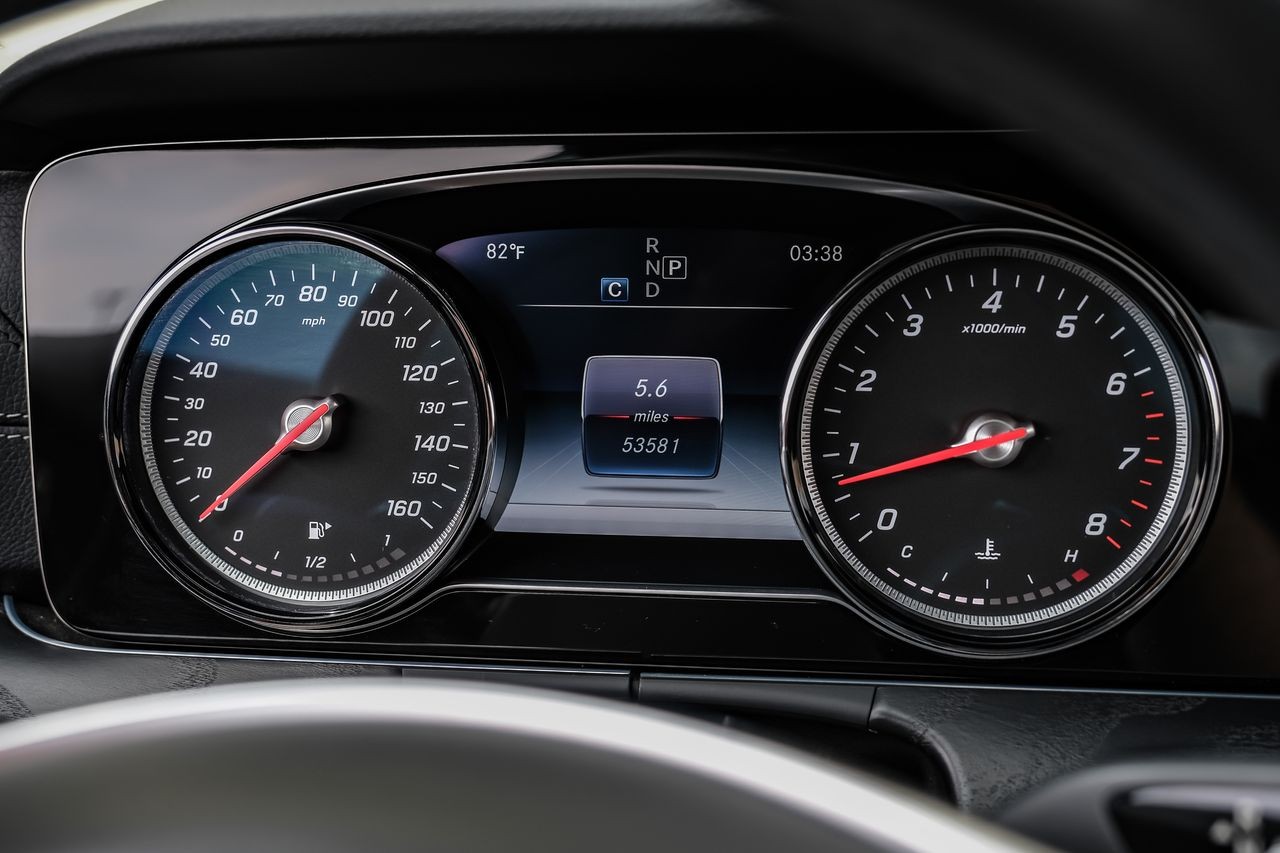 Mercedes-Benz E-Class Vehicle Main Gallery Image 17