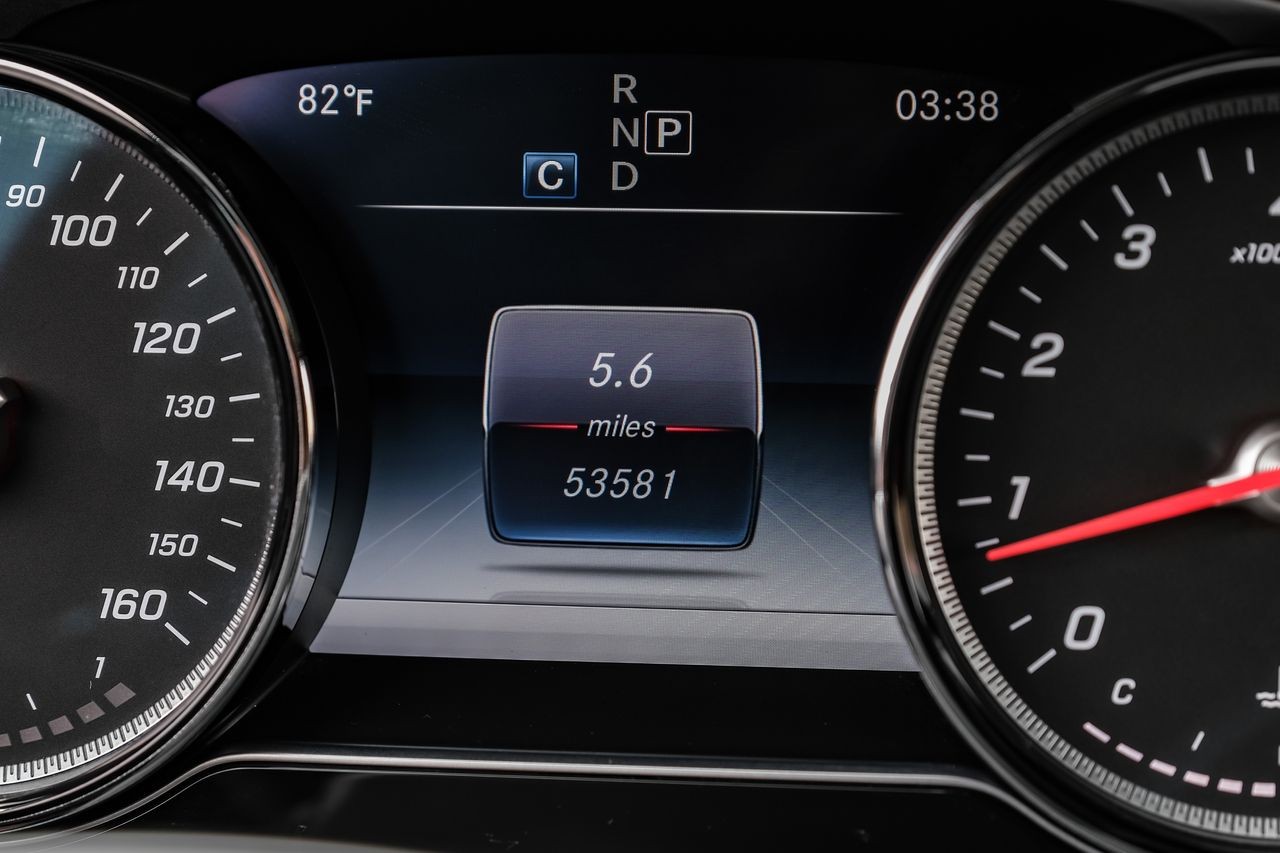 Mercedes-Benz E-Class Vehicle Main Gallery Image 18