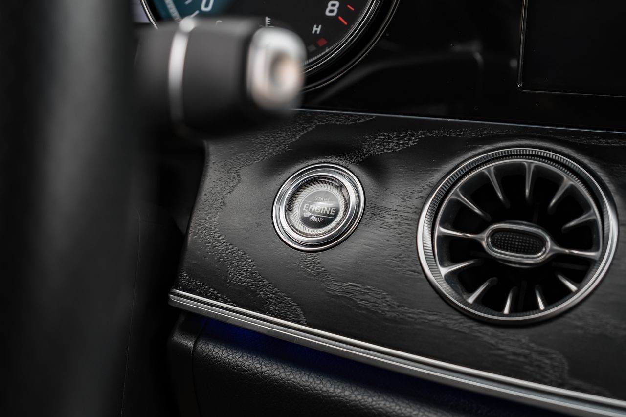 Mercedes-Benz E-Class Vehicle Main Gallery Image 19