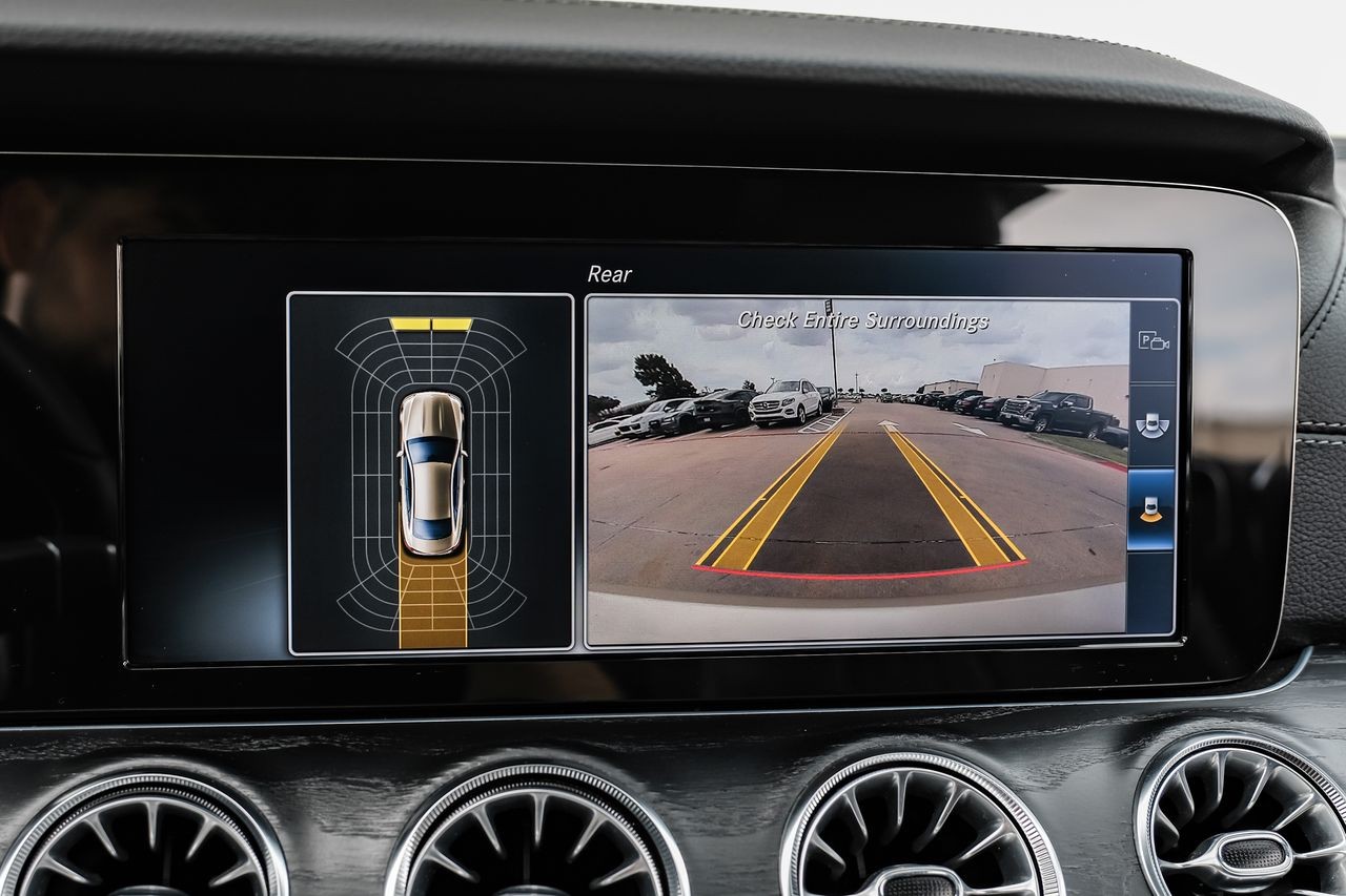 Mercedes-Benz E-Class Vehicle Main Gallery Image 21