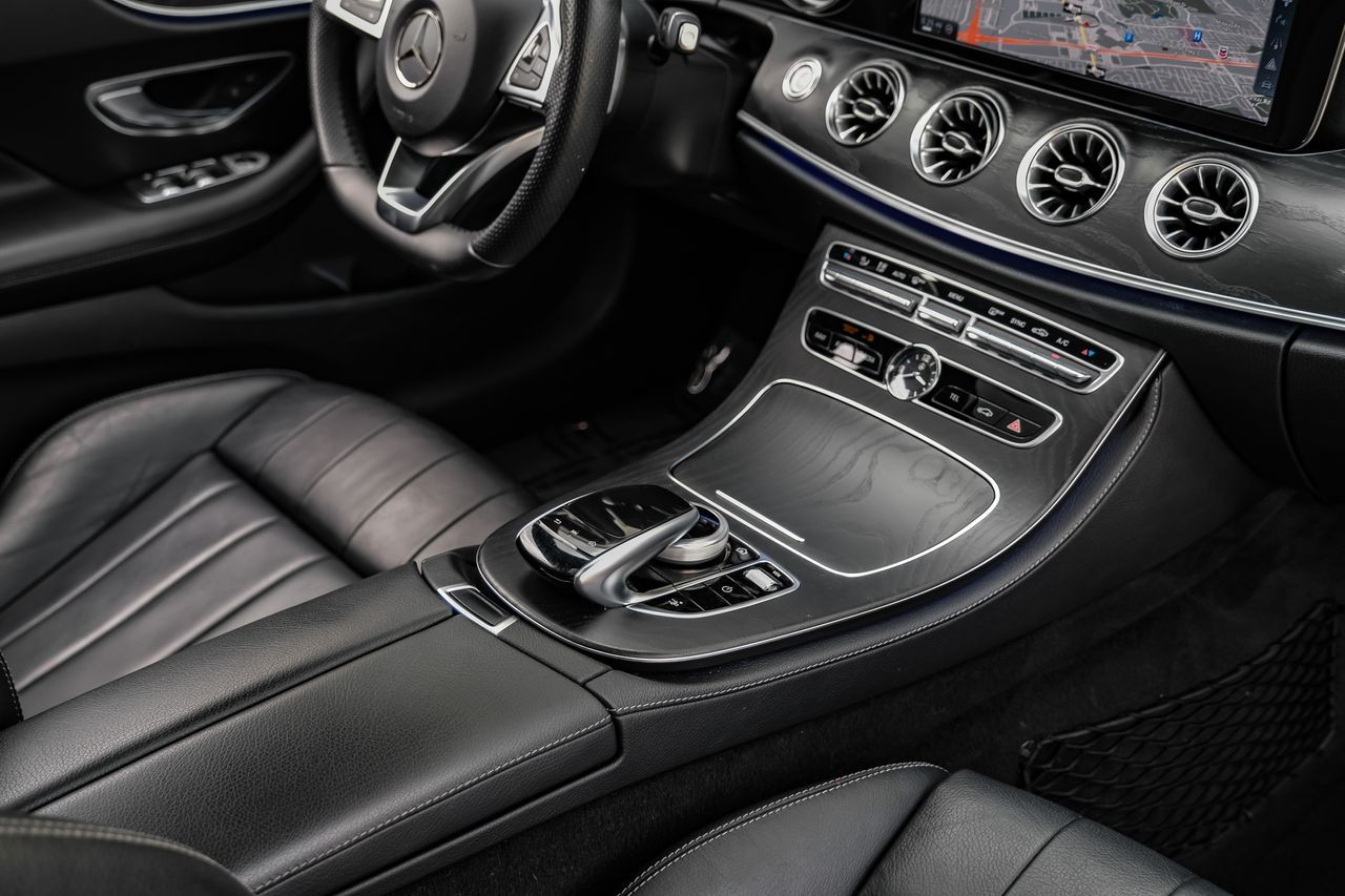 Mercedes-Benz E-Class Vehicle Main Gallery Image 22