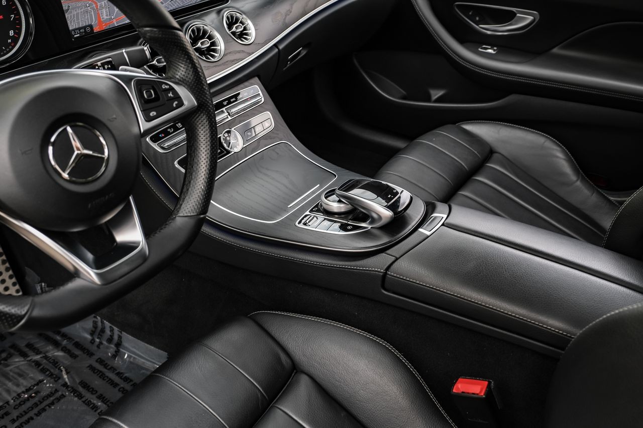 Mercedes-Benz E-Class Vehicle Main Gallery Image 23