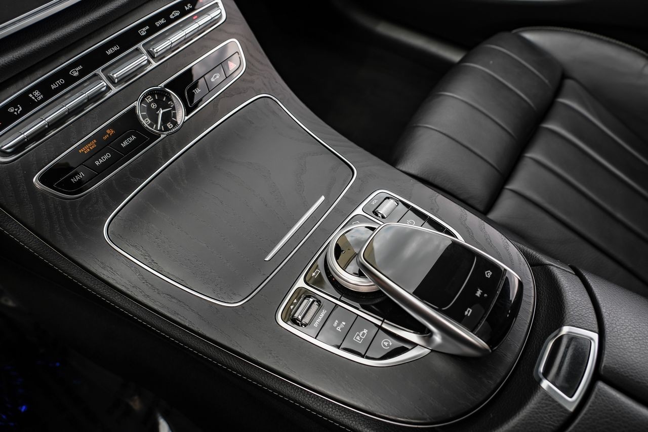 Mercedes-Benz E-Class Vehicle Main Gallery Image 24
