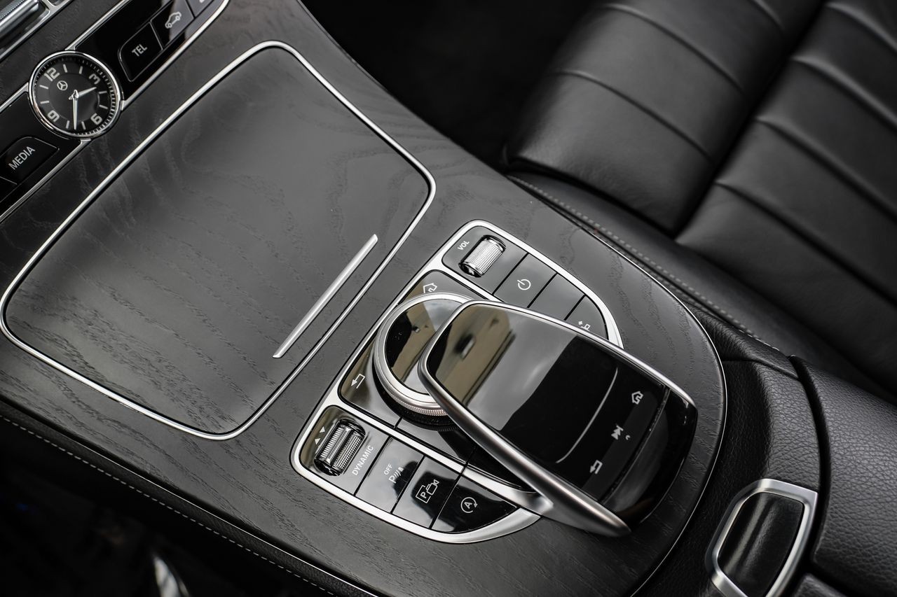 Mercedes-Benz E-Class Vehicle Main Gallery Image 25