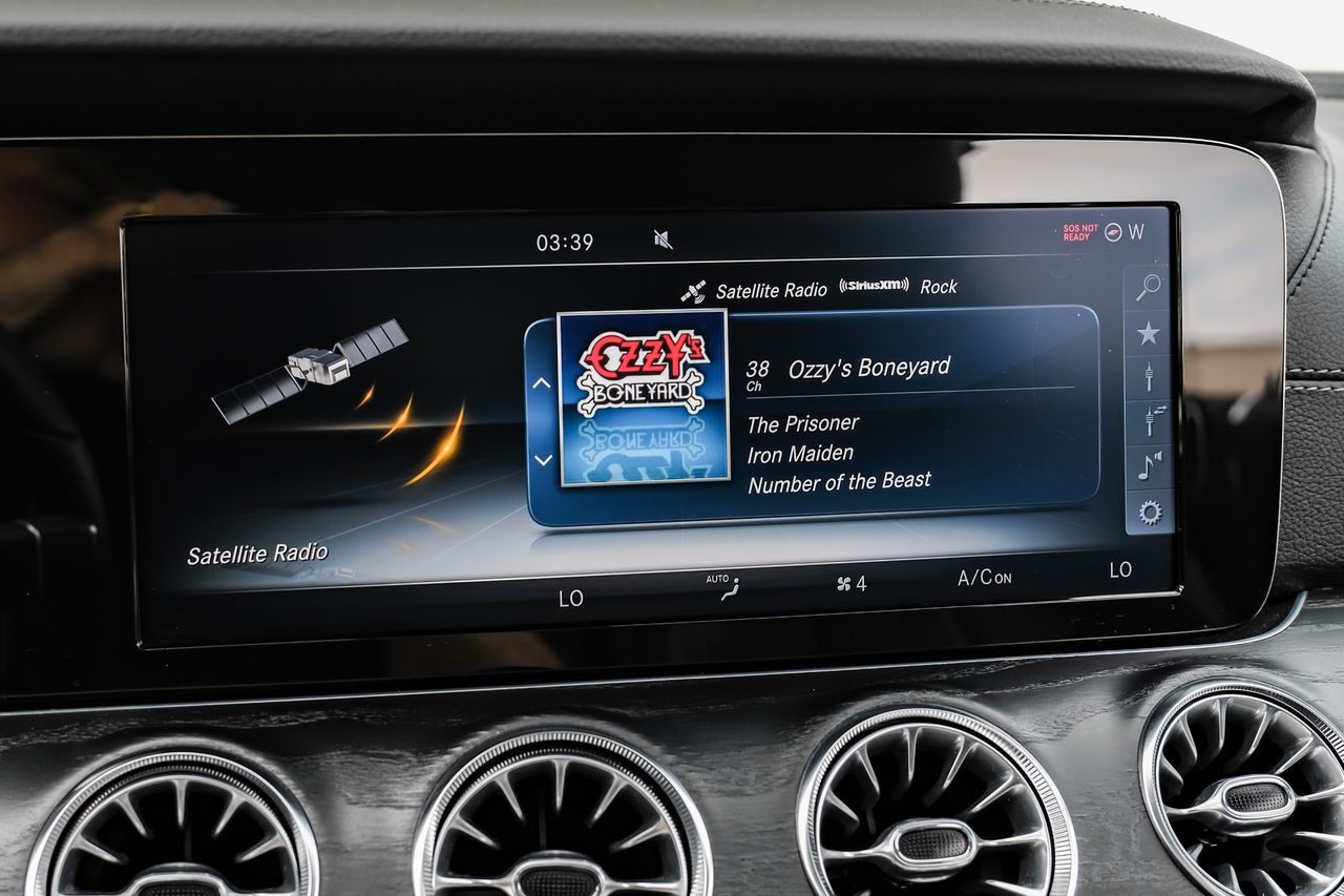Mercedes-Benz E-Class Vehicle Main Gallery Image 27