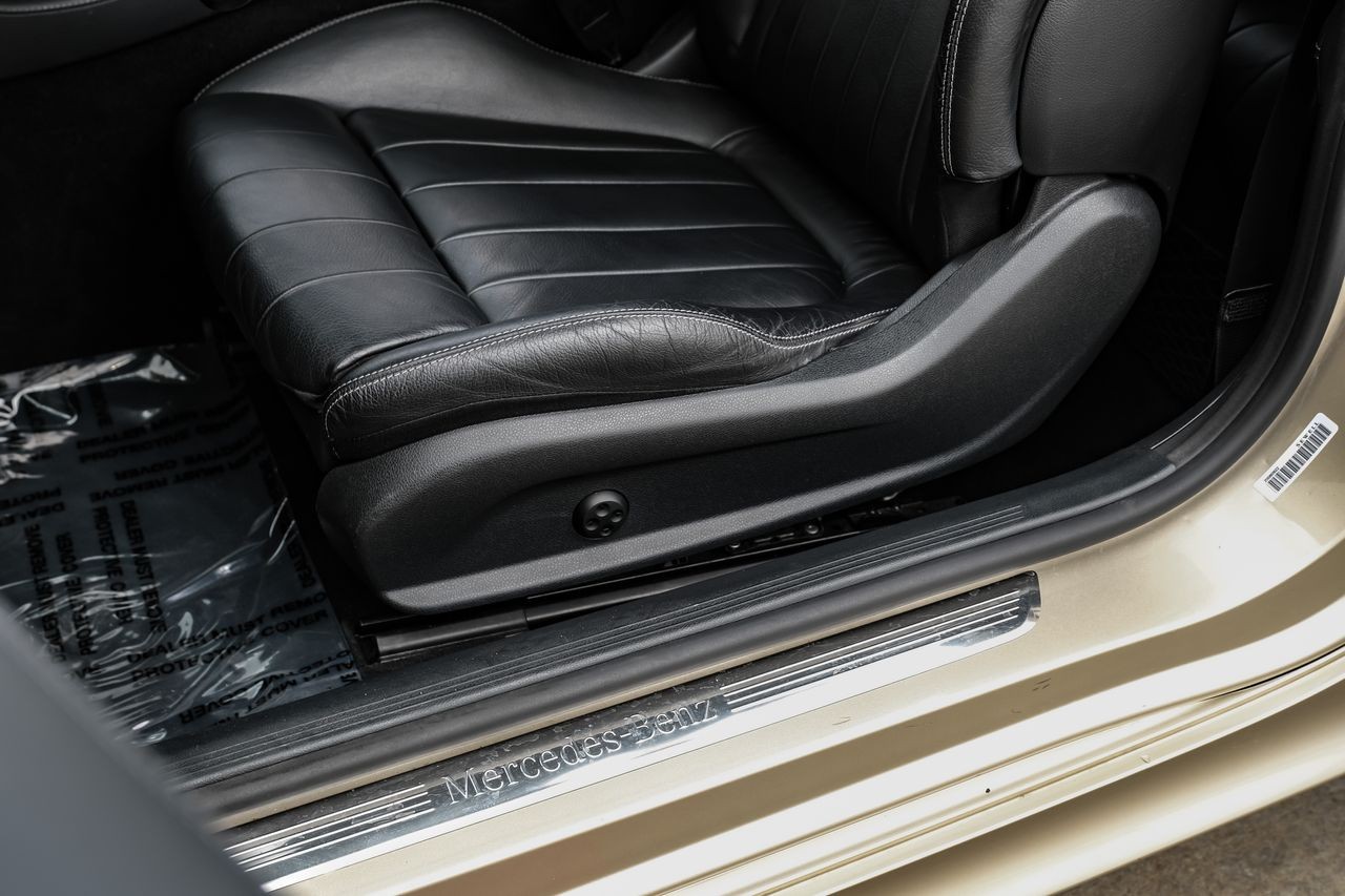 Mercedes-Benz E-Class Vehicle Main Gallery Image 30